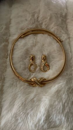 18” Avon Goldtone Stretch Necklace Set With Pendant And Matching Earrings With Sparkling Cubic Zirconia 