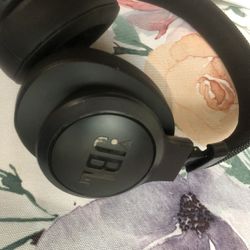 JBL Live-around ear wireless headphone with noise cancellation 