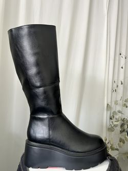 WOMENS CLOTHES AND WOMENS SHOES