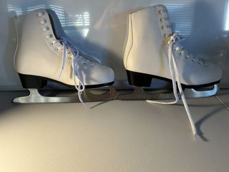 American Athletic White Women’s  Ice Skates - Size 7 - Slightly used