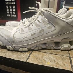 NIKE REAX SIZE 8 MEN