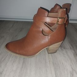 REBA ANKLE BOOTS SIZE 10