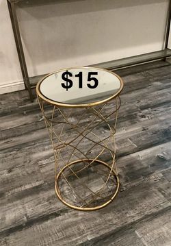 Gold accent table PICK UP BY 5/24 ‼️ LOCATED BY ONTARIO AIRPORT ‼️