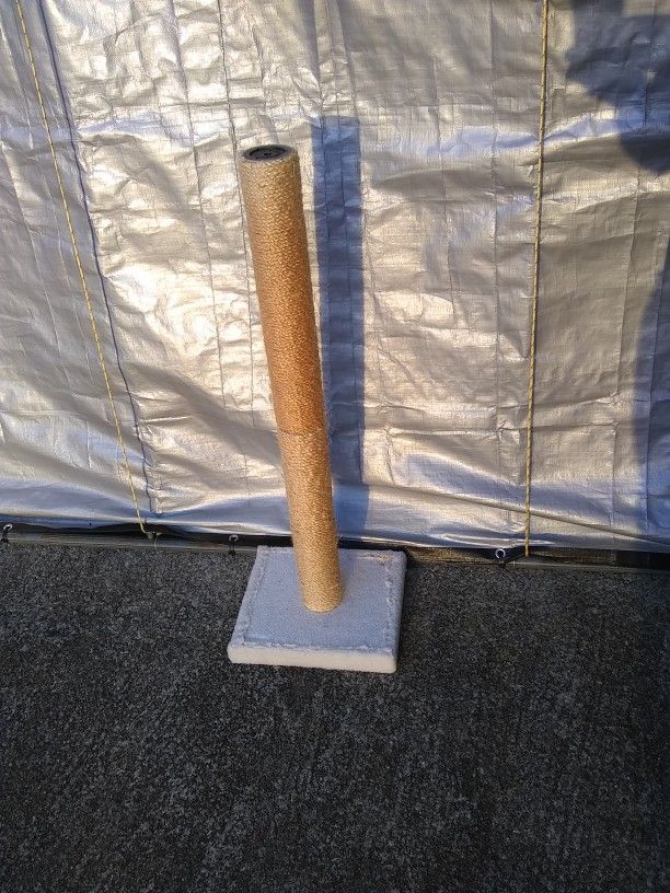 Armar-Kat Scratching Post.