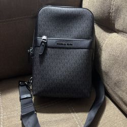 Michael Kors Hudson Logo Sling Pack
