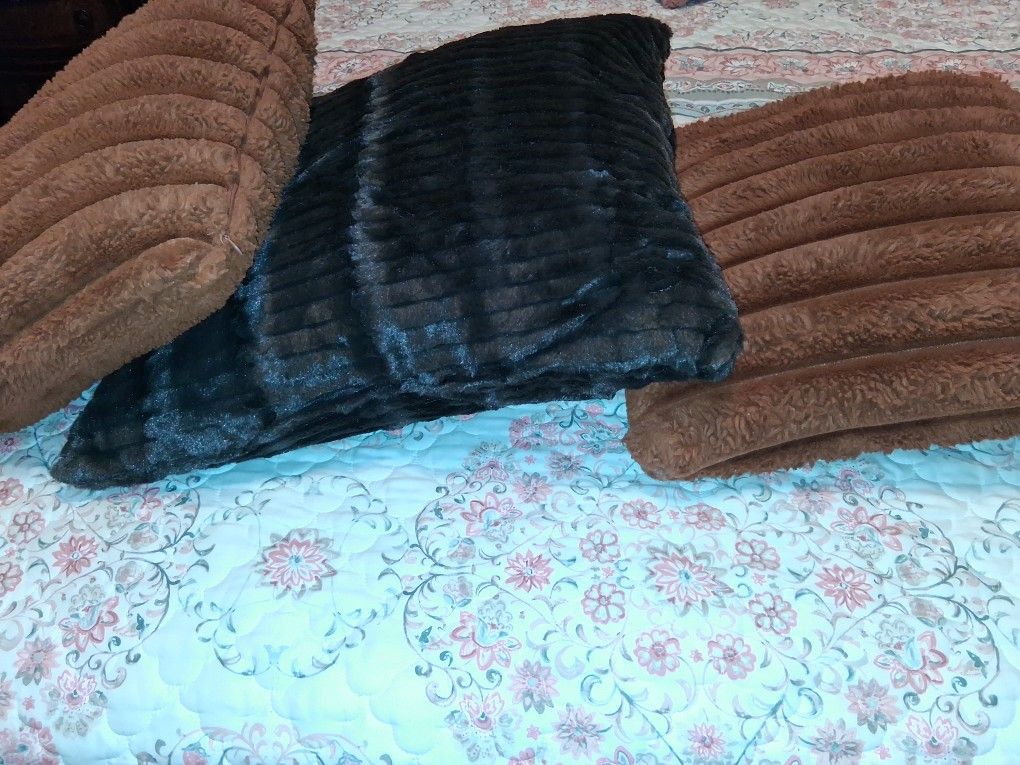 3 Medium Pillows 7