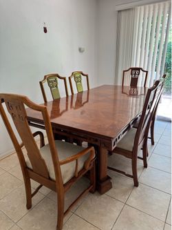 Wood dining table with adjustable length