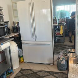 LG Refrigerator With Ice https://offerup.com/redirect/?o=VHJheS5Xb3Jrcw== Great! 
