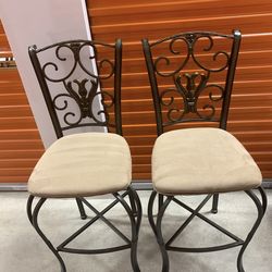 2 bar stool chairs