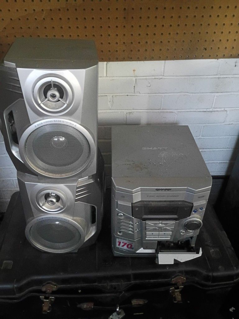 Stereo With Speakers