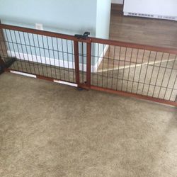 Carlson Free Standing Locking Expandable Pet Gate. 40”-70” X 20” Height .Wood,metal Exc Condition 