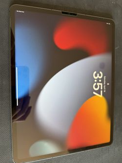 iPad Pro 12.9” (5th Gen, M1) 128GB + + Case
