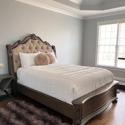 Wooden Queen Bedroom Set ( MATTRESS INCLUDED)