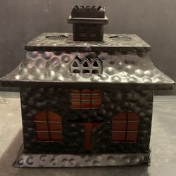 2 metal houses decor
