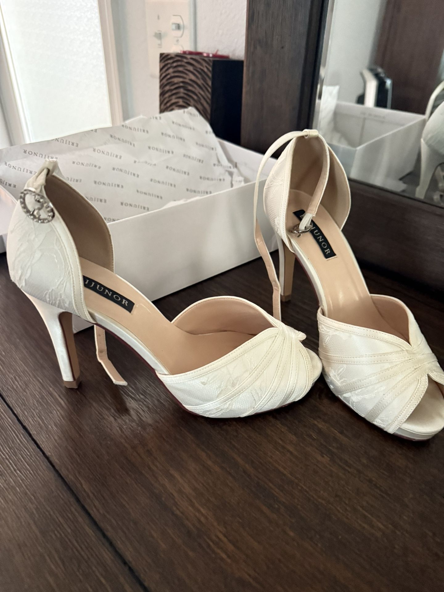 Elegant Bride Wedding Shoes Closed Toe Ivory Size 7 (Erijunor brand)
