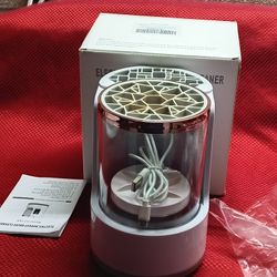 Makeup brush cleaner In Makeups In Brush cleaner In Very Good Condition 
