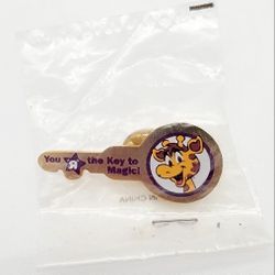 Geoffrey Giraffe Gold Team Member Key 'You "R" The Key To Magic Pin' New & RARE