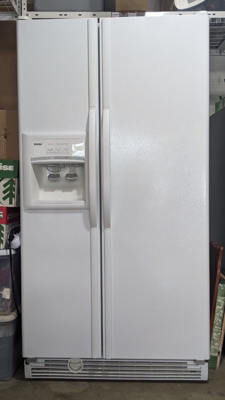 Refrigerator-Freezer. Side-by Side.