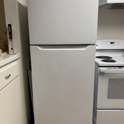 Frigidaire 28" Top Freezer 17.6 Cu. Ft. Refrigerator