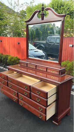 (8)Drawer Dresser & Mirror +(4) Small Drawer Jewelry https://offerup.com/redirect/?o=Qm94LkRlbGl2ZXJ5 Available 🚚.