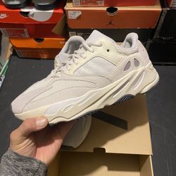 Adidas Yeezy 700 Analog size 10.5 VNDS