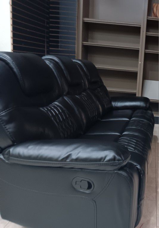 *Weekly Feature*---Santiago Bold Black Leather Reclining Sofa And Chair Sets---Delivery And Easy Financing Available👌