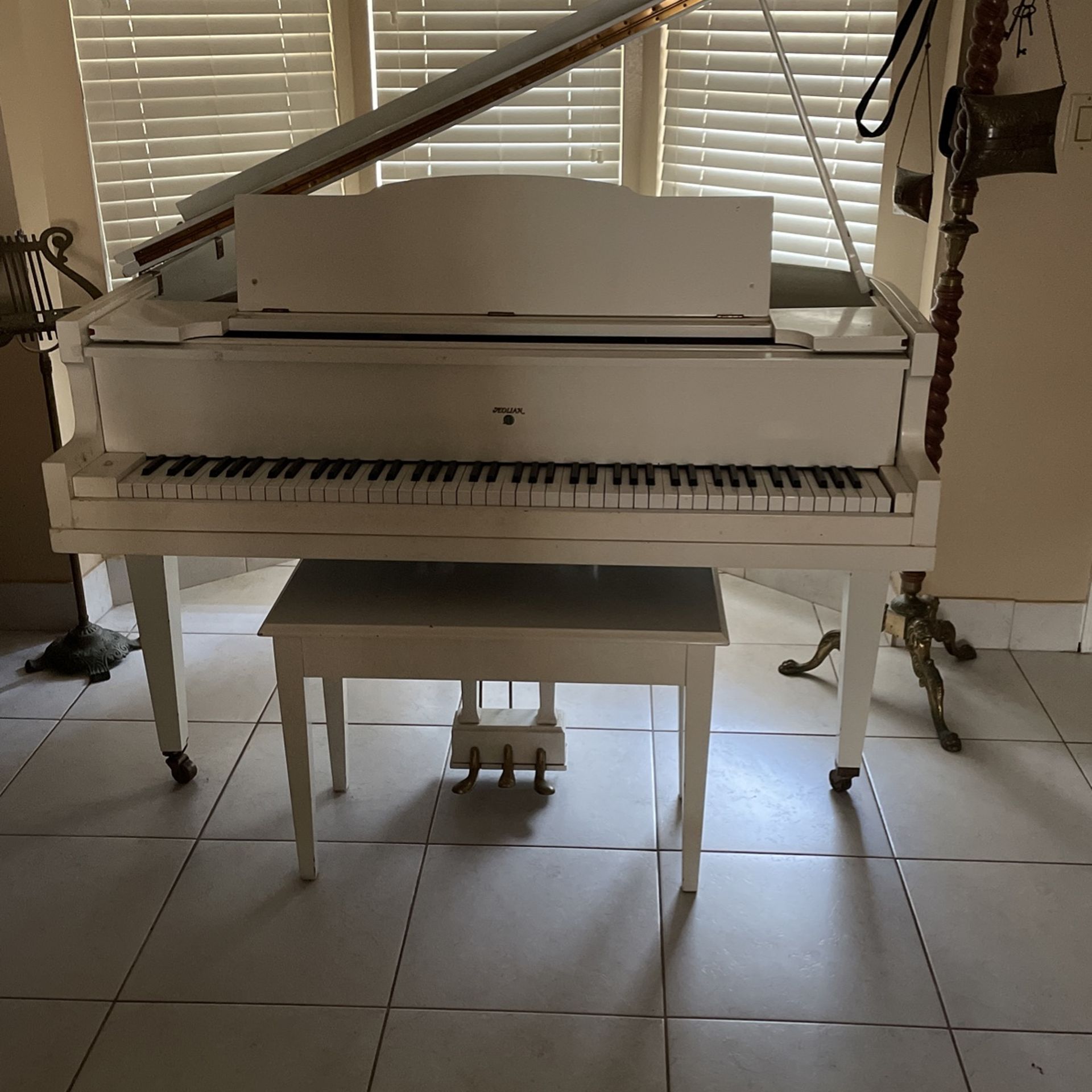 Baby Grand Piano White — Brand : AEOLIAN 