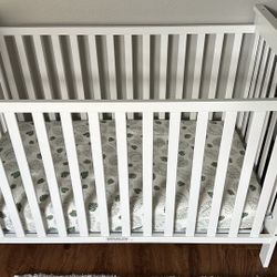 Crib with mattress, waterproof cover and 2 cotton crib sheets 