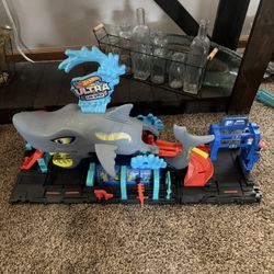 Hot Wheels Shark Car Track 