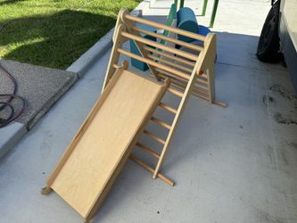 Pickler Climbing Gym And Foam Climbing Pads