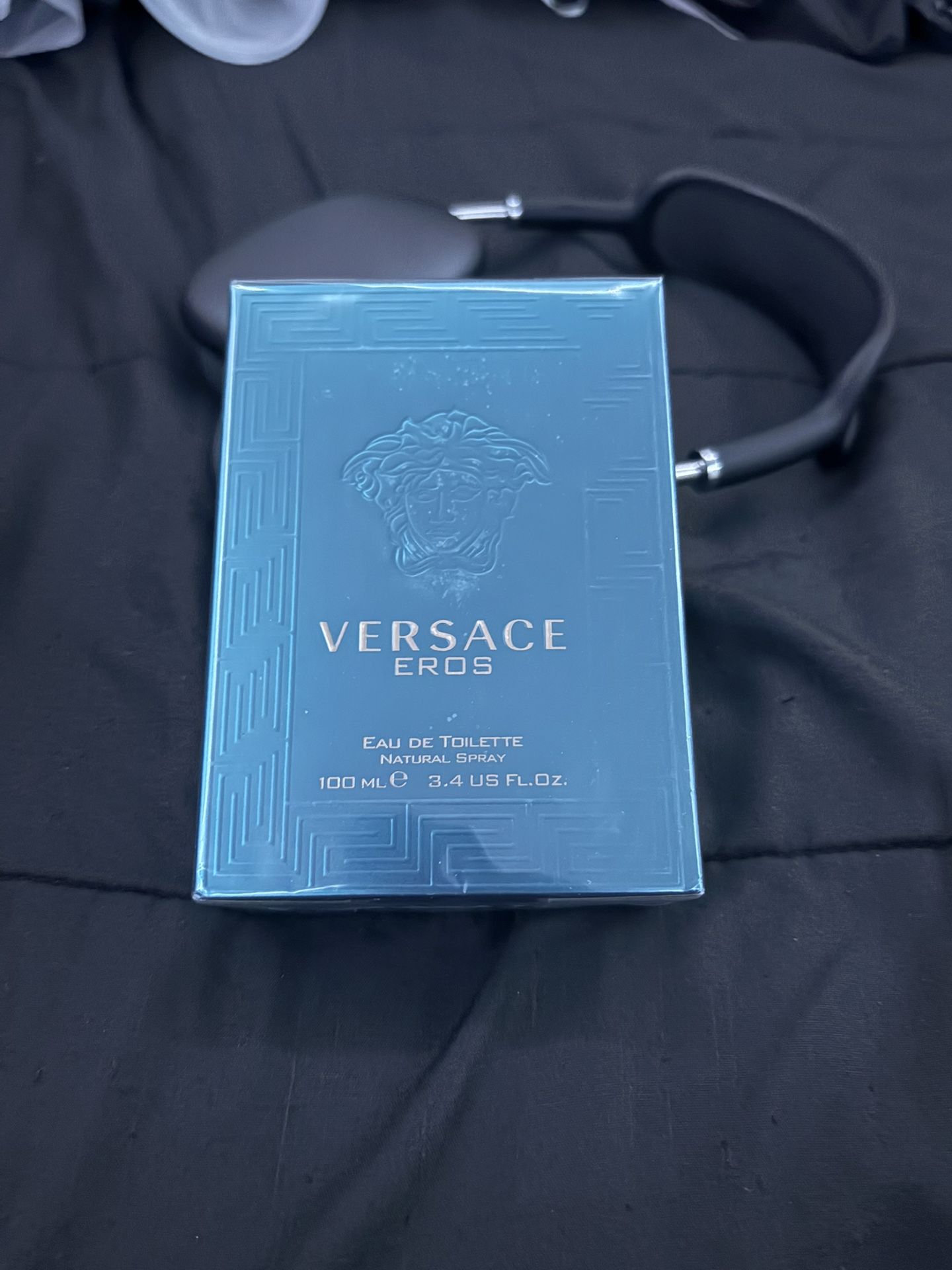 Versace Eros Eau de Toilette 100ml is a bold and sensual men’s fragrance that blends vibrant mint, green apple, and Italian lemon with warm notes of t