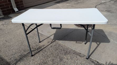 Folding table with handle