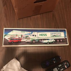 Hess 18 Wheeler With Racer