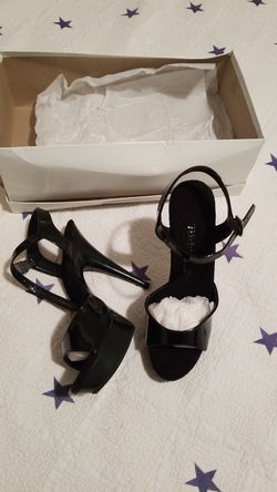 High heel shoes black size 6. New never worn!