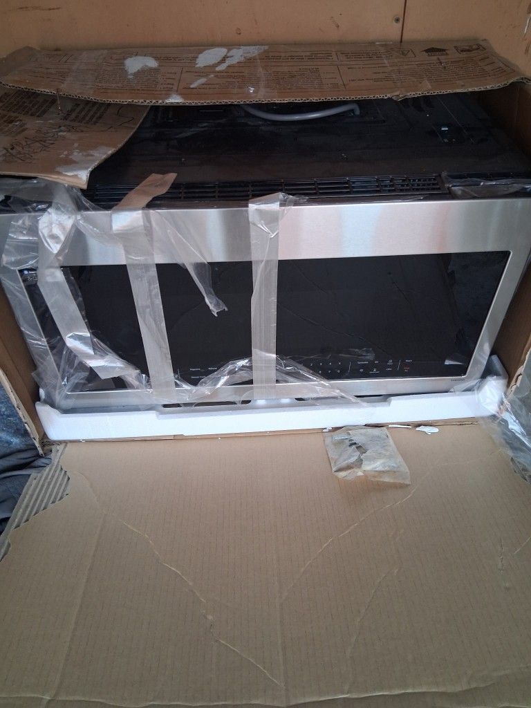 Samsung Microwave New In The Box.