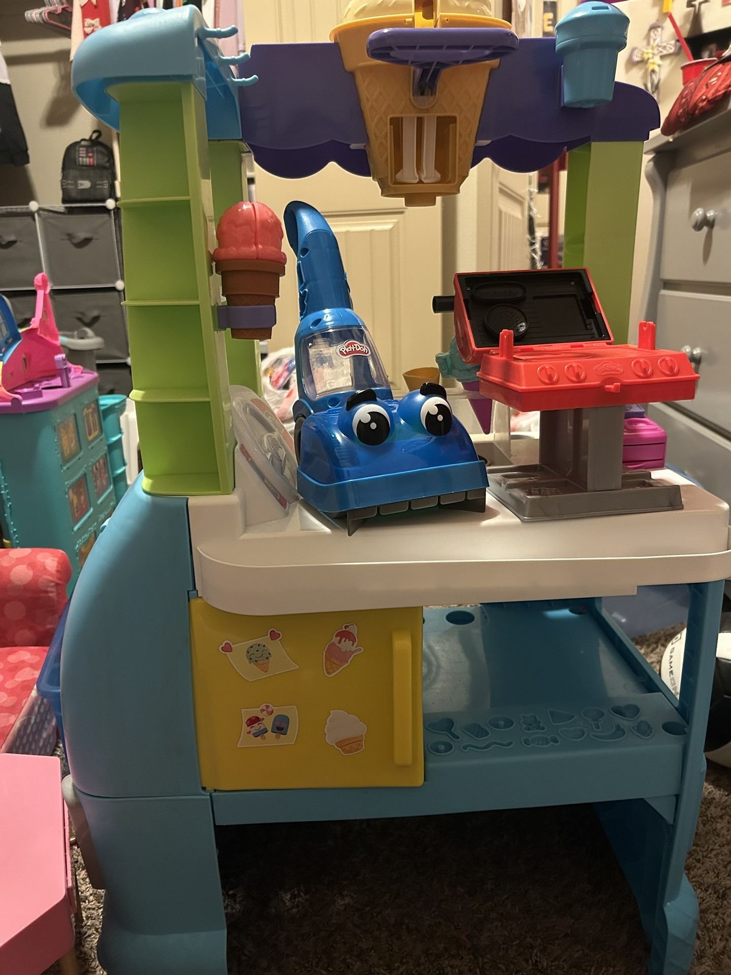 Playdoh Ice cream shop with vacuum and grill