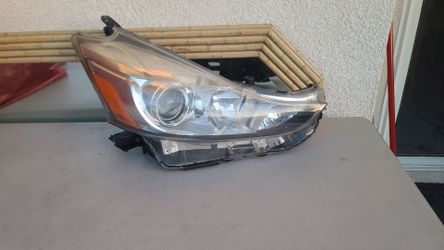 2015 - 2018 PRIUS V RIGHT HEADLIGHT PASSENGER SIDE HALOGEN GENUINE USED OEM.