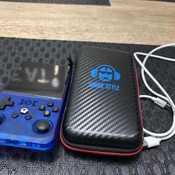 R36 MAX Retro Handheld Game Console - 4.0" IPS Screen - 64GB - Blue + Case
