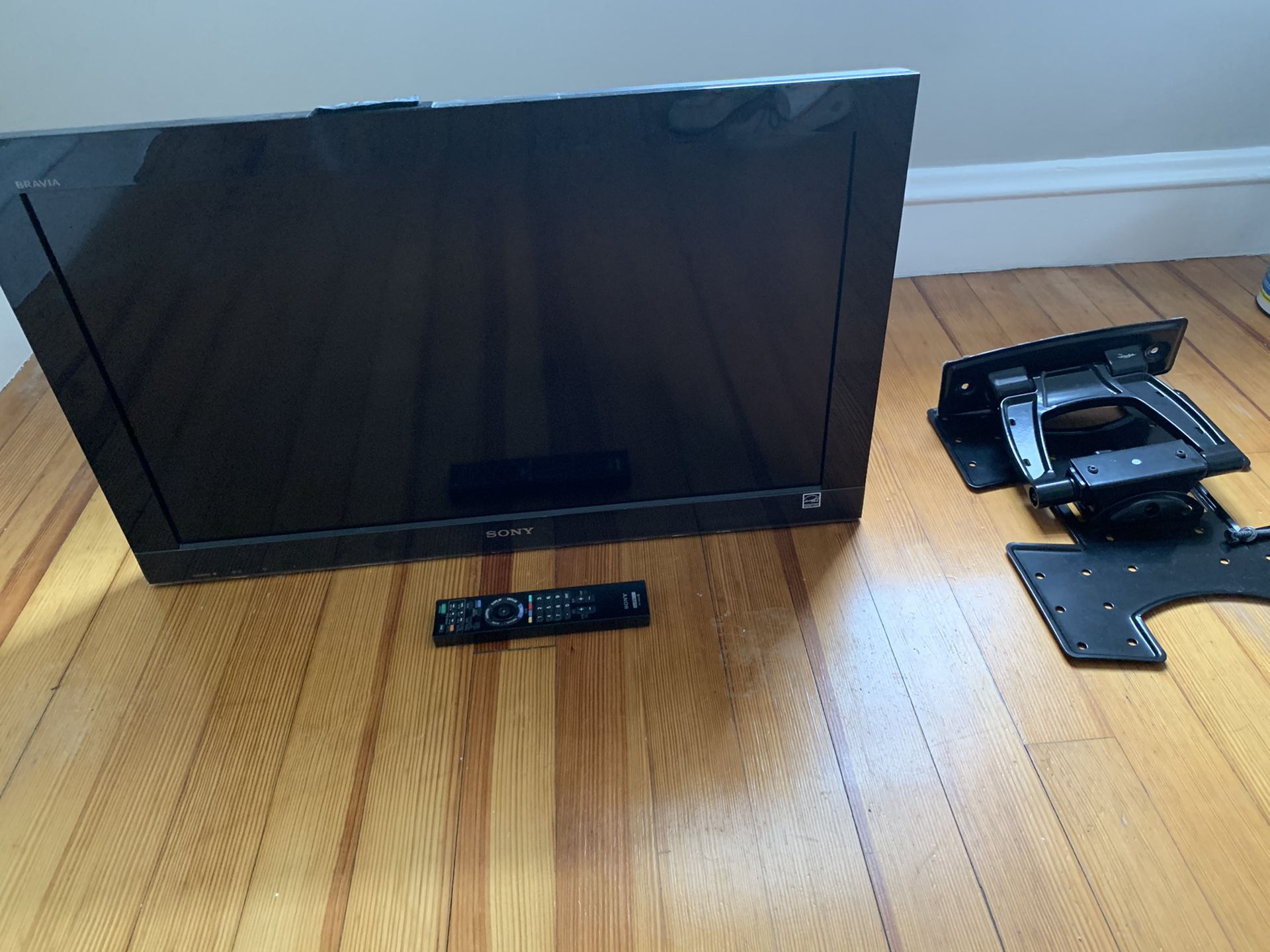 32 inch Sony Bravia TV with full motion wall mount