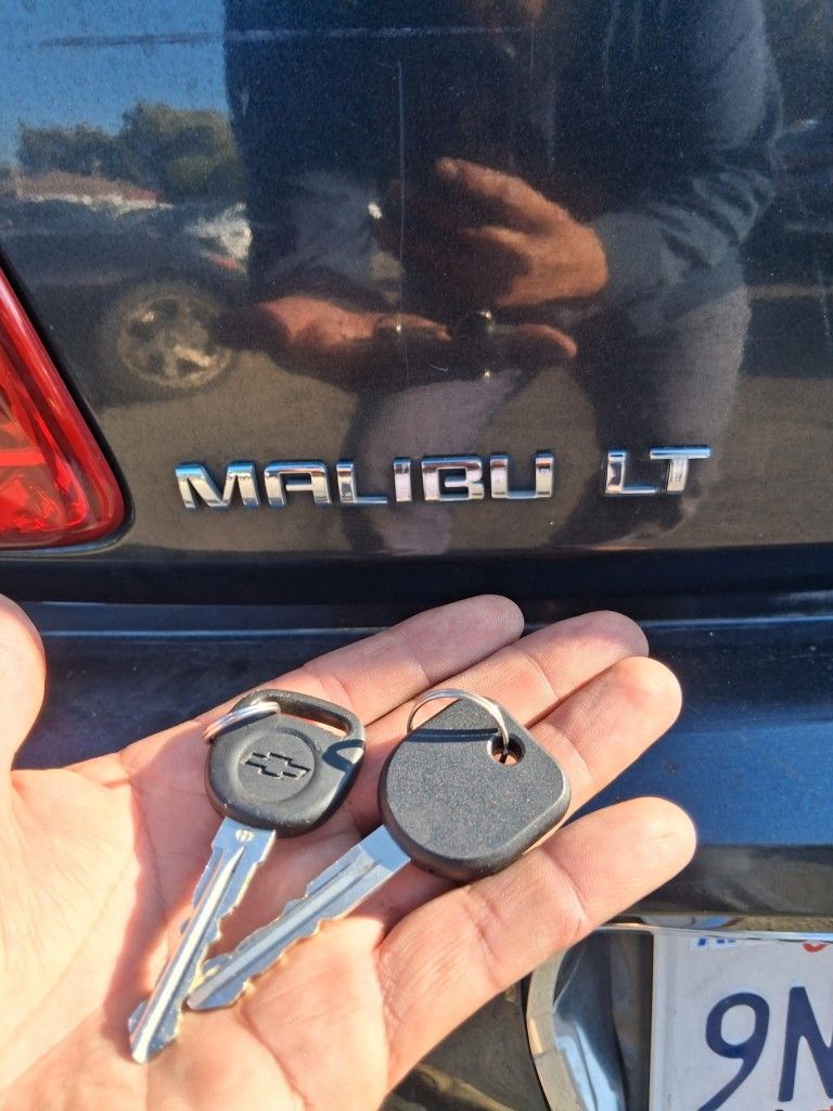 Car Keys And Remotes / Llaves De Carro Y Controlles