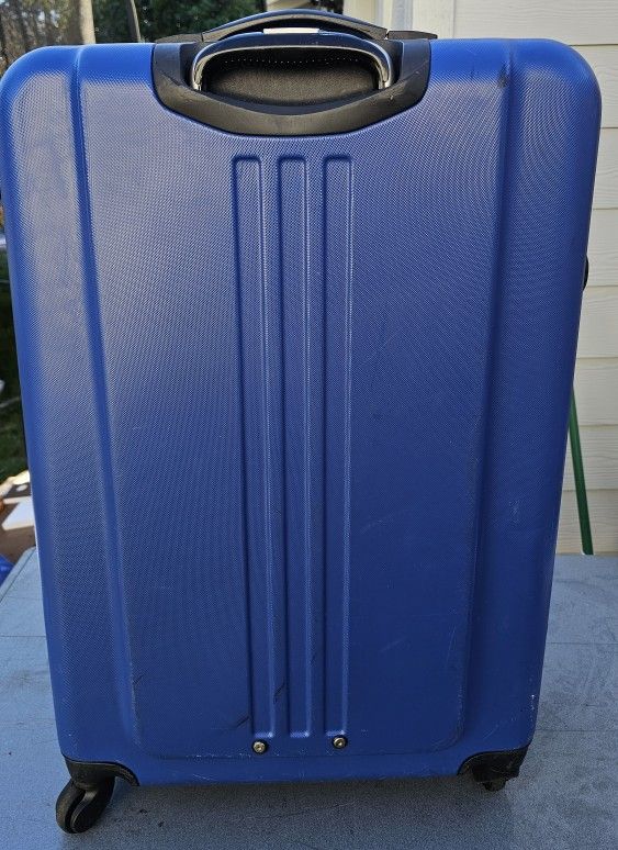 3 suitcase in different sizes