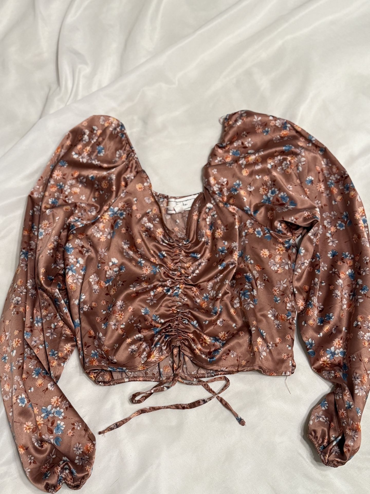 Hippie Rose floral satin top – ruched front, puff sleeves.