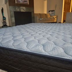 Queen Matters Only Matters Super Clean Like Brand New