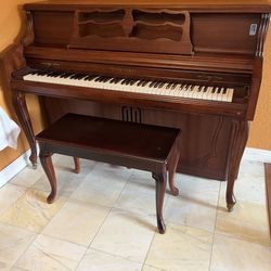 Upright Piano Young Chang mahogany wood 