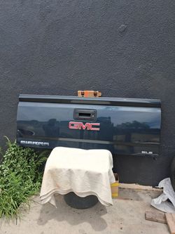 2018 GMC TAIL GATE!! NOT PERFECT!! 450$