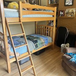 Twin Bunk Beds / Letrinas  