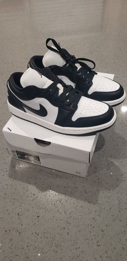 Air Jordan 1 Low
Womens Size 8
