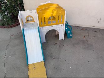 Kids play structure