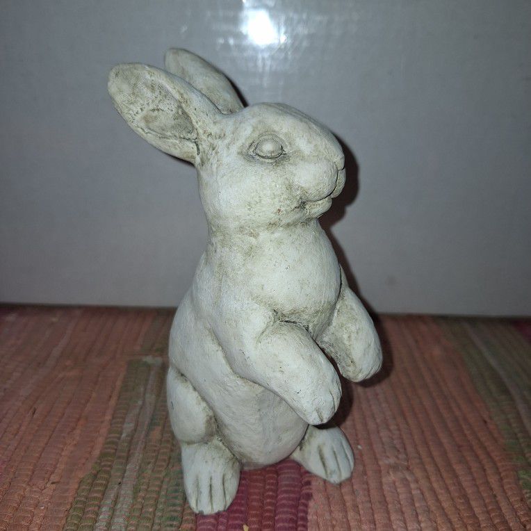 WATCHFUL BUNNY STATUE