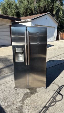 Refrigerator side by side